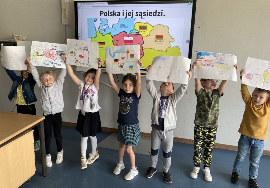 Klasa 1 przygotowuje się do „Radosnej Majówki z Polską”