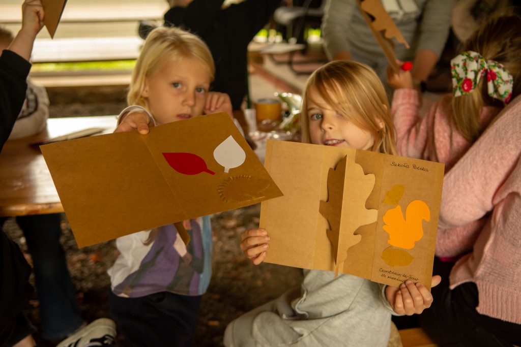 W plenerze przygotowaliśmy kartki – pamiątki z wycieczki…