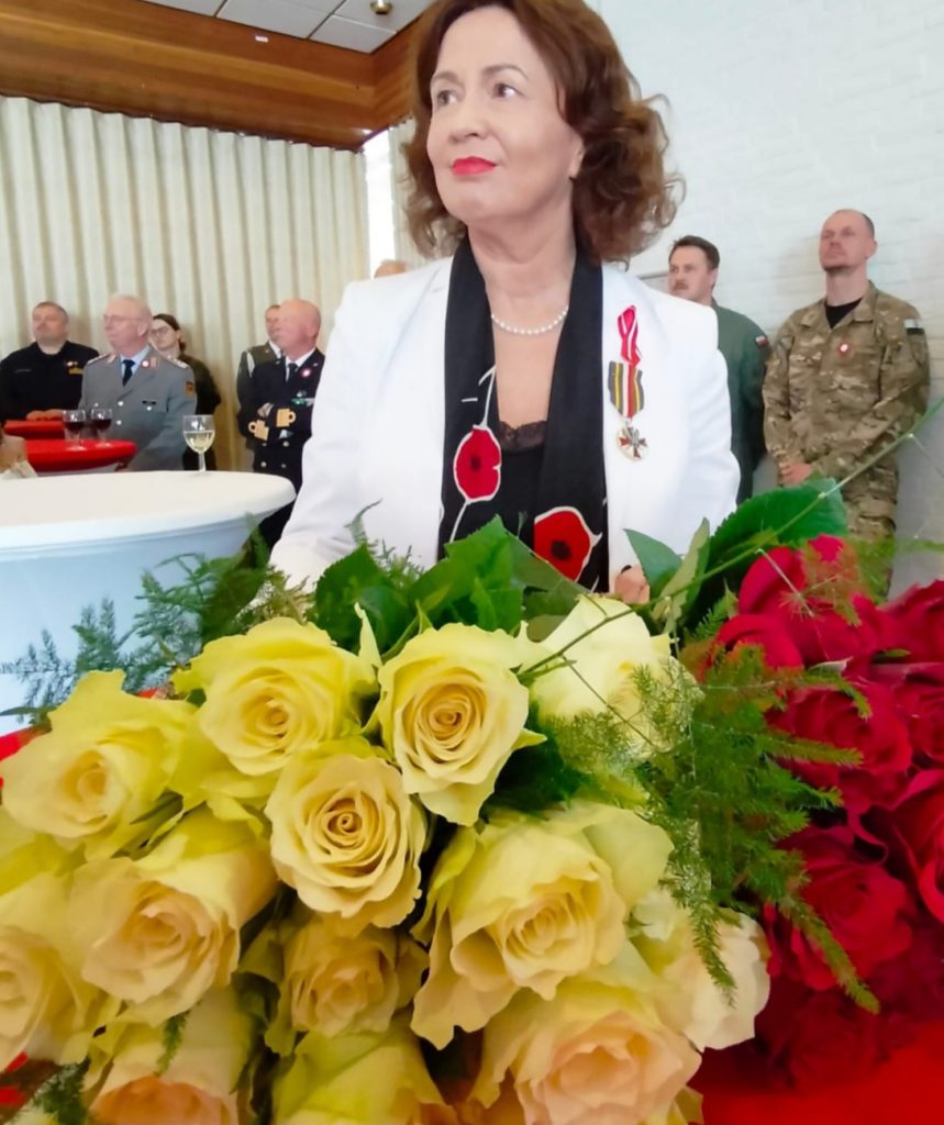 Dyrektor Szkoły Polskiej w Brunssum Bożena CICHA została odznaczona Złotym Medalem Wojska Polskiego.