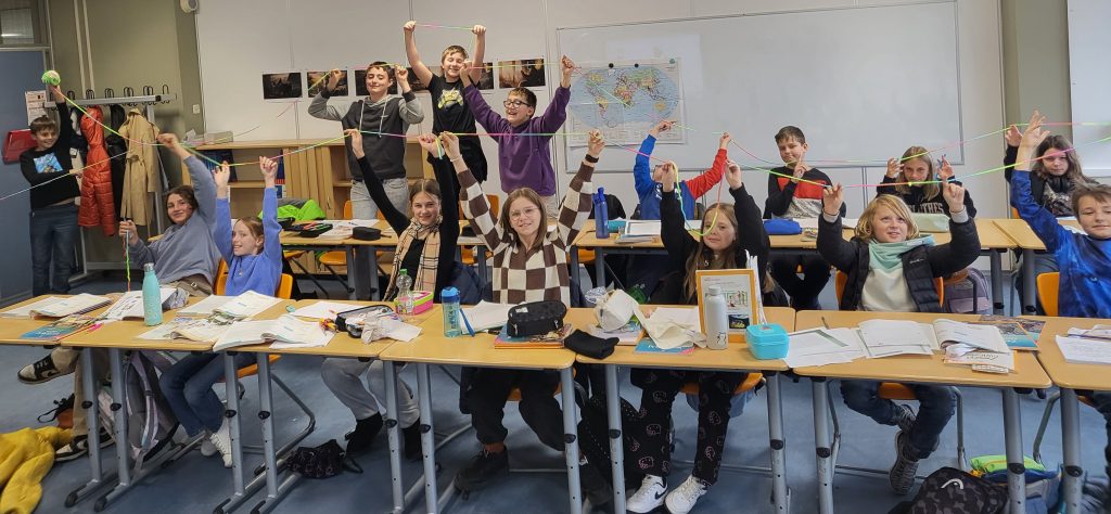 PAJĘCZYNA PRZYJAŹNI