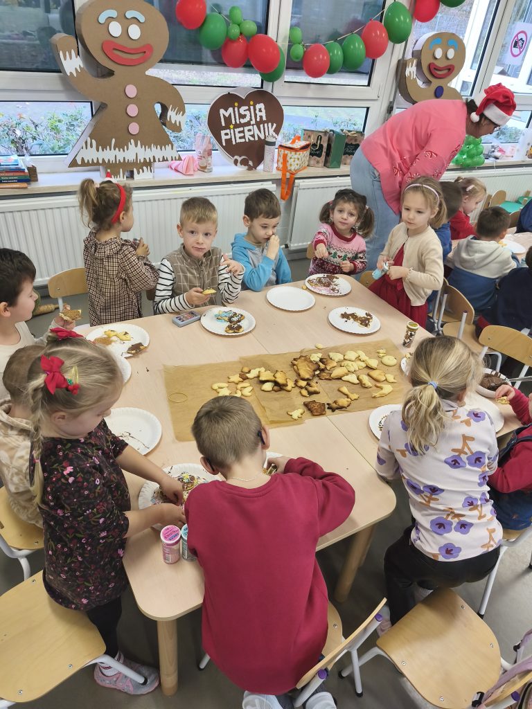 Pierniki pachną o każdej porze, a Mikołaj skusi się — kto mu zabroni, może? Pieczenie ciasteczek w Oddziałach Dziecięcych